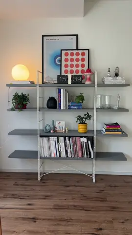 The karlsson flip clock. Gifted this to ❤️‍🔥’s birthday bit got permission to post it here. #flipclock #wallclock #aesthetic #livingroominspo #apartmenttherapy #thriftedinterior #ligneroset #marktplaats #marketplacefinds #interiordesign #interiordesigninspo #midcenturymodern 