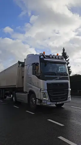 Volvo FH horn sound 🇸🇪 #volvotruck #volvotrucks #volvo #volvofh #truckhorn #horn #trucksoftiktok #tiktok  #truckspotting #spotting #spotted #engine #sound #loud 