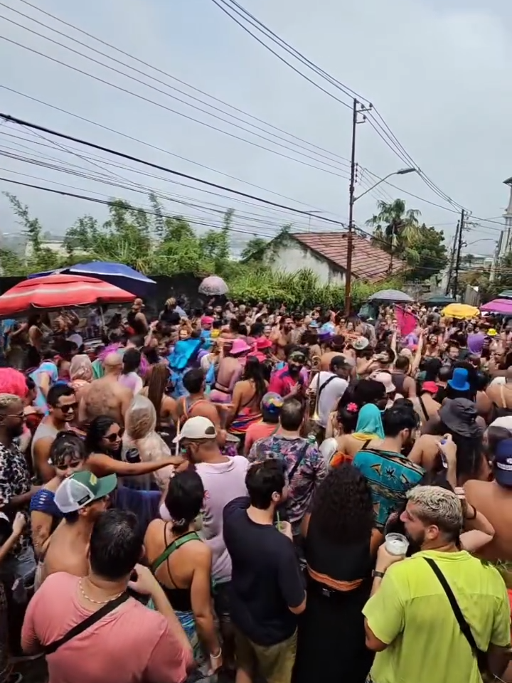 Coisas pra fazer pelo menos uma vez na vida: descer as ruas de Santa Teresa com um bloquinho  #blocosrj #blocosriodejaneiro #carnaval #carnavalriodejaneiro#carnival #blocoderuarj #blocoderua #riodejaneiro #rj