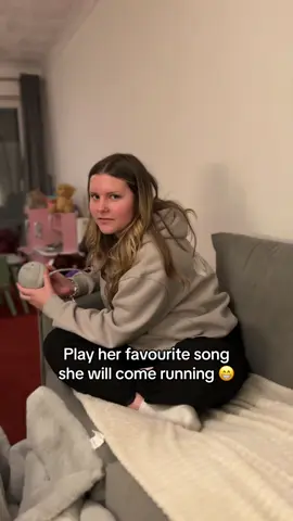 Our 16 month girl LOVES this song. She was in the kitchen pestering Mum for food 😂 so I thought I’d play it and see if she would come in. This made us smile from ear to ear so I’m sharing it with you, hopefully to spread that smile to you too 😍😍😁😁 #baby #dance #Love #fireball #smile #challenge #family 