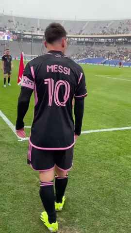 ¡SIMPLEMENTE #MESSI ! 🤯🔥 💫  El astro rosarino probó desde el córner y casi mete un golazo olímpico. El 10 sigue buscando el tanto que le falta en su enorme repertorio. 🇺🇸👎 #InterMiami  cae ante #Dallas 1-0 en el amistoso de pretemporada. 📹 M10GOAT #parati #TikTokDeportes