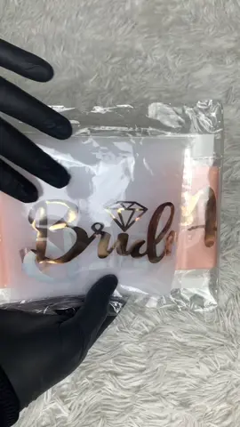 WED BRIDAL SHOWER 4PCS SET Lengkap Kualitas Premium Bride To Be / TEAM BRIDE WED70 Detail Produk : - Paket Bridal Shower 1 Set  terdiri atas 4 produk:       - Bando BRIDE TO BE yang berbahan Steel Kuat dan Kokoh (BUKAN PLASTIK YAA)       - Sash/Selempang warna PEACH yang bertulisan ROSE GOLD Glossy       - Veil Putih dengan printed tulisan ROSE GOLD Glossy      - Sticker tatoo temporary - Sash BRIDE TO BE adalah per isi 1pcs ( Hanya Selempang ) >>> PERATURAN TOKO <<< Mohon Lakukan Video Unboxing Saat Paket Diterima 🎥 Produk yang masih bisa di klik Variasi = Ready Stok boleh langsung di order ✅ Tidak bisa di Klik = Kosong ❎ Tidak menerima Sisipan warna di CATATAN / VIA CHAT ❌❌ jika ada kesalahan produk / kurang barang, harap Melampirkan video unboxing, foto produk dan Label pengiriman agar dicari solusinya ya 😊 💗💗💗💗💗 Terima kasih & Happy Shopping 😊😊😊 💗💗💗💗💗