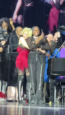 Antes de interpretar #BadGirl, #Madonna aprovechó para cantarle Feliz Cumpleaños a su hija Mercy James quien precisamente hoy cumplió 18 años 🥳🎉👑❤️ #TheCelebrationTour #MadonnaCelebrationTour 