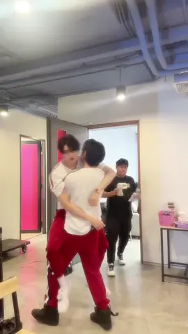 bế iemmm🥺  #chenjoong #joongarchen #chen_rcj #dunknatachai #joongdunk 