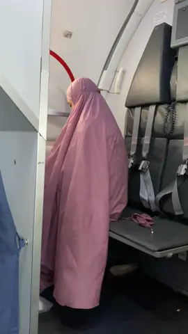 Adem banget kalau terbang dengan Pramugari begini udah cantik gak lupa buat sholat, calon istri idaman 🫶🏻