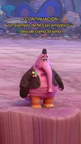 Esta emotiva escena destaca el valor de la empatía, la capacidad de comprender los sentimientos de otra persona y brindar apoyo. La actitud comprensiva y compasiva de Tristeza muestra cómo conectarnos con otros a través de la empatía puede aliviar el sufrimiento. . . . #empatia #comprension #escuchaactiva #intensamente #pelicula #disney #amistad #movie 