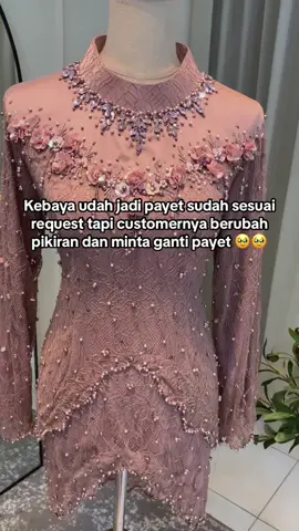 Murut kalian dadanya bagus pake bunga 3d atau ganti pake cristal rangkai??