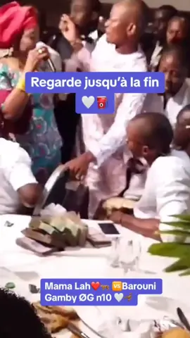 Mama Lah  distribuait de l'argent 