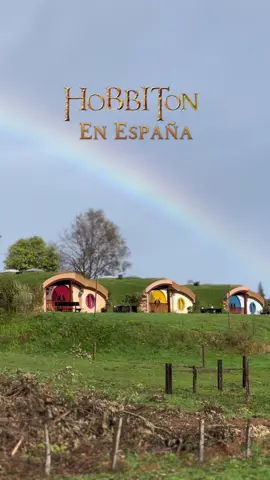 Uno de los alojamientos más originales de España 🇪🇸  3 🏘️ hobbit semienterradas en la alto de las colinas en un entorno entre el mar y las montañas.🌳 Los apartamentos están totalmente equipados de : cocina 🍳con microondas, nevera❄️, TV de pantalla plana 📺por cable, utensilios de planchado, escritorio y zona de estar con sofá y El baño privado. Dispone de dos dormitorios, uno con cama 🛌grande y otro con dos camas individuales 🛏️🛏️ 📍Mi Tesoro  se encuentra en Viveiro ,una de las principales urbes de la Mariña Lucense. Galicia . 🌳 En las inmediaciones se puede practicar senderismo 🥾 así como contratar las actividades de rutas a 🐎 , kayaks🛶 o el alquiler de 🚲 bicicletas. ¡No hace falta salir de España para vivir experiencias increíbles !  @experienciamitesoro  #alojamientounico #lugaresconencanto #lugaresconmagia #sitiosdeespaña #parati #descubrelugares #sitiosincreibles #Viral #viralreels #galiciaturismo #galicia_mola #madrid #valencia #murcia #barcelona #asturias #turismosostenibile #sostenible #naturaleza #marymontaña #naturaleza_spain #spain #spaña #españa #turismoconmascotas #turismoespaña🇪🇸 #paratodos #parati @Experiencia Mi Tesoro 