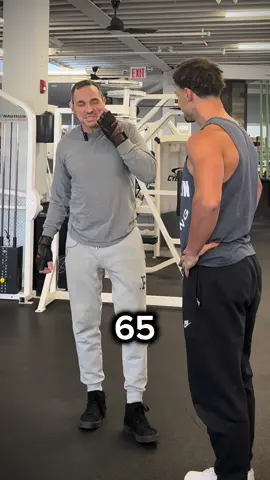 Can He Do More Muscle ups For $600💪🏽⁉️ #challenge #pullup #money #mrbeast #gym #winmoney #viral #trend #lift #win #fitnesschallenge #girl #gymcrush #rizz 