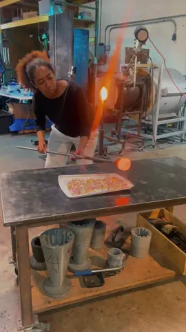 This year I truly want to get more of my community in the glass studio! Trying to improve my skills enough to share em with otherssss <3 #glassblowing #glassart 