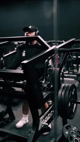 I get those goosebumps on LEG DAY !  #legday #squats #focus #canada #toronto #Fitness #bodybuilding #GymTok #gymmotivation #consistency #foryoupage 