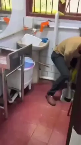 Dụng cụ thông tắc bồn cầu bằng hơi nén cực mạnh
