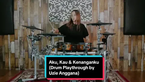 Yang kemarin minta spil drummernya dong kak, siapa hayooo?? Ok ya kita kasih spil ini drummer cantiknya SC 😊😁 @uzieanggana  Masih suasana nostalgia, Lagu Aku, Kau & Kenangan di bawain dengan Format Drum Playthrough  #secondcivil #akukaudankenangan #akukaudankenanganku #akukaudankenangankusecondcivil #nostalgia #nostalgiamusic #musicaklasik #musicastudios 