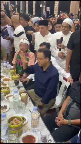 Mengingat salah satu momen paling seru saat Capres nomor urut 1, Anies Baswedan berkunjung ke Medan pada Desember 2023 lalu. Orang Medan tahu la kekmana ya kan, pokoknya ribakkan..  .  Ketua TKD AMIN Sumut, Edy Rahmayadi juga ikut diserbu sama masyarakat yang hadir disitu, apalagi emak-emak. Buat yang pengen seru-seruan lagi sama Abah Anies, jangan lupa tanggal 1 Februari 2024 ini beliau bakal balik lagi ke Sumut tepatnya di Kabupaten Deliserdang. Ayo kita ramekan dan AMIN-kan Sumatera Utara...  .  #EdyRahmayadi #AMIN #AniesBaswedan 