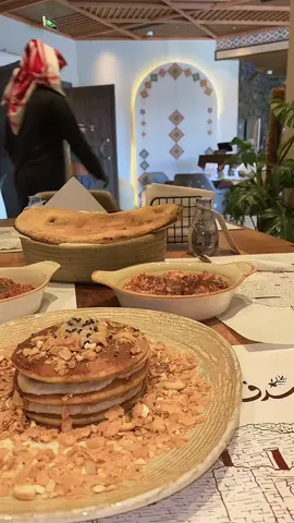 سنابي بالبايو احب اصور يومياتي تجاربي تواجدي بالسناب يوميا #سدف #مطعم_سدف بانكيك المعصوب خيالي خيالي الشاهي حلووو حمسة الحلوم كلها طماط عاديه حمسة التونه مااعجبتنا والناس اذواق #ابها_بودل #التميمي #مطعم_تراثي 