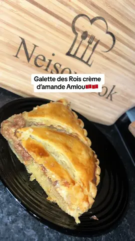 Hello aujourd’hui je te montre comment réaliser une délicieuse galette revisité crème d’amande amlou! Une pépite 😋😋 🤤🤤  Pour la pâte feuilletée il faudra mettre 200gr de beurre congelé en cube, 200gr de farine, 90gr d’eau, 1/2CàC de sel dans ton tm6 et mélanges 20sec/vitesse 6. Façonne la en boule et aplatis en carré, reserve là 20min au frigo.  Déballe la pâte sur un plan de travail farinée et à l’aide de ton rouleau, l’abaisser en un rectangle. Plie la pâte en 3 et la faire pivoter de manière à avoir le pli sur la gauche. Répète l’opération 2fois et place la au congele pendant 5 min. Étale ta pâte de nouveau et decoupe à l’aide d’un cercle.   Pour ta creme d’amande il faudra mettre dans ton bol 100gr de sucre en poudre que tu vas pulvériser 10sec/vitesse 10.  Ajoutes 100gr de poudre d’amande,10gr de maïzena, 1sachet de sucre vanillé, 100gr de beurre mou, 1 oeuf et quelques gouttes d’extrait de vanille. Mélange 35sec/vitesse 3.  Étales ta crème d’amande sur ton cercle de pate feuilletée et recouvre la d’amlou sur toute la surface puis ajoutes ton deuxième cercle de pate feuilleté. Badigeonne le tout de jaune d’œuf et de lait sans en mettre sur le rebord afin d’éviter qu’elle ne gonfle pas. Enfourne là 35min à 180degres.   N’hésite pas à m’en dire des nouvelles!🥰🥰 #thermomix #tm6 #recette #food #Love #patisserie #patisseriefrancaise #amlou #maroc #marocan #galette #galettedesrois #pastry #Recipe #pourtoi #bakery #Foodie 