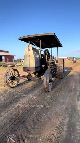 #antiquetractortok #america #americanhistory #fyp #tractor #ihc #internationalharvester #farm #farmlife #foryoupage #equipment #agriculture 