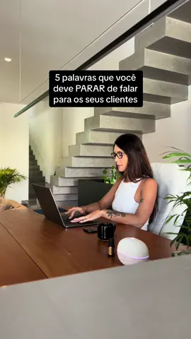 Pare de falar essas 5 palavras👇🏼 1. NÃO ❎ Evite: “Não consigo fazer desconto” ✅ Prefira: “Esse é o melhor valor que consigo fazer, pela qualidade do trabalho que vou te entregar” … 2. ACHO ❎ Evite: “Eu acho que vamos finalizar o trabalho na segunda-feira” ✅ Prefira: “Se tudo ocorrer bem, na segunda-feira finalizamos o trabalho” … 3. INFELIZMENTE ❎ Evite: “Infelizmente não faço esse trabalho” ✅ Prefira: “Eu sou especialista em identidade visual. Para o que procura, indico a @“ … 4. TALVEZ ❎ Evite: “Talvez poderíamos fazer dessa forma” ✅ Prefira: “Podemos fazer dessa forma. Qual a sua opinião?” … 5. NUNCA ❎ Evite: “Ninguém nunca reclamou disso” ✅ Prefira: “Muito obrigada por me avisar. Irei resolver para que não aconteça novamente” … Às vezes não é o que você fala e sim como você fala 😉 ♡ Deixe a sua curtida e salve pra não errar mais #clie#clientese#cliente#dicasdevendasvendas #vend#vendasn#atendimenton#atendimentoaoclienten#atendimentoonliner#empreendedorar#empresária#dicasdeinstagramcnicasdevendas 