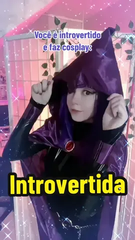 As pessoas costumam pensar que todo cosplayer é descolado, naturalmente extrovertido, mas isso não é o padrão! 👀 Por exemplo pra mim é sempre um desafio subir num palco ou falar com todo mundo pessoalmente em eventos! Eu fico super ansiosa e nervosa! 🫣🫣🫣🫣 💜Info: Personagem: Ravena Série: Jovens Titãs  Cosplayer: eu 💜Tags: #cosplay #cosplayer #cosplaygirl #cosplaybrasil #raven #ravena #teentitans #teentitansgo #jovenstitas #jovenstitasemacao #geek #otaku #cartoonnetwork #funny #engracado #comedia #fy #fyp 