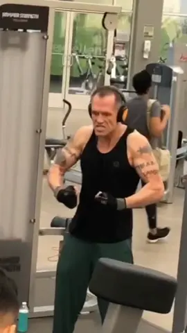 What pre-workout is he taking? #gym #bodybuilding #GymTok #training #viral #gymhumor #lifting 