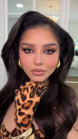 Les gustó este estilo Mob wife Chic??? • Que mas les fustaría!? 🫶🏼 • Modelo:@Devl  Glitter y pestañas: @NubaCosmetics  • #tendencias #mobwifeaesthetic #Social #makeup #makeuptutorial #makeupartist #makeuphacks #makeupchallenge #CapCut #makeuptransformation #makeuptips #thaliabarajasmakeup #trend 