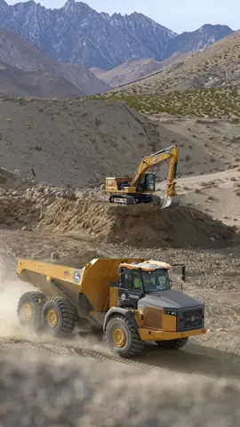 Bartlett Crushing  Cat 330 loading a Deere truck in a Mojave desert pit #heavyhauler #bartlettcrushing  #quarry #construction #excavator #heavyequipment #deere #dumptruck