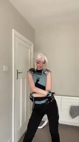 Day 1 of learning tik tok dances to do in cosplay #gaming #Valorant #valorantcosplay #jettcosplay 