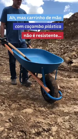 Carrinho de mão com caçamba plástica também é sinônimo de resistência e a gente pode provar. 💪 #peso #construção #carrinhodepedreiro #resistencia #tramontina #carrinhodemao 