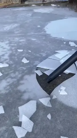 S-a-t-i-s-f-y-i-n-g ice and snow ☁️ #satisfyingvideo #oddlysatisfying #satisfying #fyp 