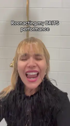Trying not to get my phone wet while re-enacting my #BRITS performance #funny #onlylovecanhurtlikethis #palomafaith 