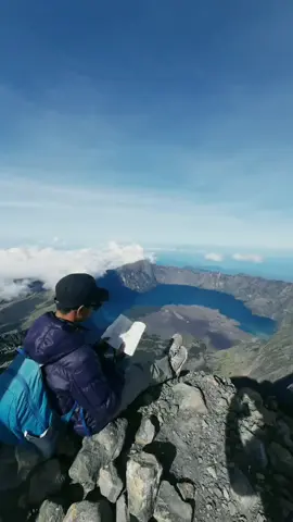 meskipun terasa sakit, jadilah kuat dan selalu terlihat bahagia di hadapan manusia. #pendakigunung 
