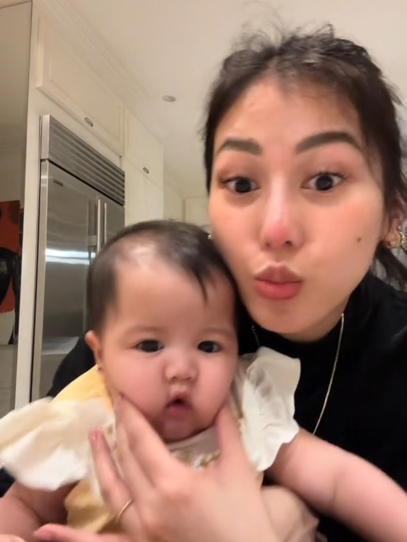 ‘TATA CAN’T STOP THE GIGIL’ 🥰 Vlogger na si Alex Gonzaga, nag-share ng kanilang cute video kasama ang pamangkin na si Baby Polly. “Tita mong gigil at di makapagpigil.. Ako 🙋🏼‍♀️🙆🏼‍♀️,” pahayag ni Alex sa kanyang video. (Instagram/Tiktok/Alex Gonzaga) #psnd #fyp #viral #trendingph #alexgonzaga #babypolly