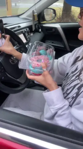 I literally love when people try my treats 🤭🥰  #candyfruit #candygrapes #customerexperience #customersatisfaction #customerreviews #candypineapple #detroit #visitdetroit #detroitfoodie #detroitfoodiefinds #crunch #asmrcrunch 