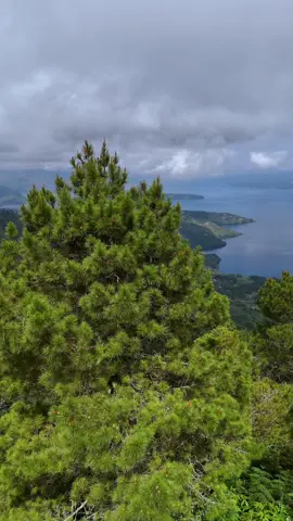 Salah satu spot terbaik untuk menikmati keelokan Danau Toba yaitu Huta Ginjang.  Huta yang artinya Kampung dan Ginjang berarti Tinggi. Huta Ginjang menawarkan pemandangan Danau Toba dari ketinggian 1.555 meter di atas permukaan laut (mdpl). 📍Huta Ginjang - Tapanuli Utara  #hutaginjang #tapanuliutara #danautoba #pemandangan #kampung #tinggi 