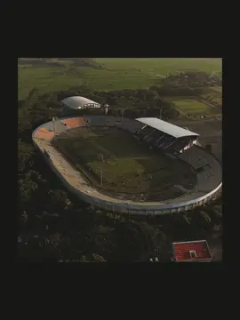 Stadion Kanjuruhan adalah sebuah stadion sepak bola yang terletak di Kecamatan Kepanjen, Kabupaten Malang, Jawa Timur, Indonesia. Kapasitasnya berjumlah 30.000 sampai 38.000 penonton. Stadion ini merupakan kandang Arema Indonesia/Arema FC yang bermain di ISL/Liga 1 dan Persekam Metro FC yang bermain di Liga 3. Nama stadion ini berasal dari Kerajaan Kanjuruhan, kerajaan bercorak Hindu yang berdiri pada abad ke-6 di wilayah Malang. #malang #aremaindonesia #wargagajayana #aremamalang #aremania #justice135 #arema 