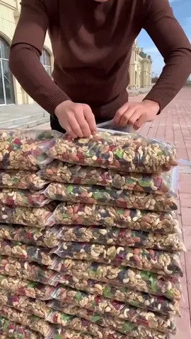 A variety of nuts and nuts combination of mixed nuts,a small handful a day, delicious and nutritious and healthy!#mixednuts #healthysnacks #snacks 