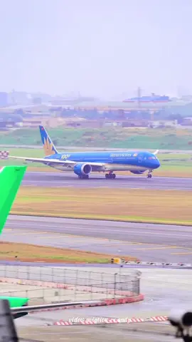WELCOME TO VIETNAM AIRLINES #airplane #aviationgeek #b787 #a350 #boeing #airbus #avgeek #aviationlovers #vietnamairlines #maybay #vietnam #xh #xuhuong #fyp #plane #airplane #airplanespotting #planespotting #planespotter 