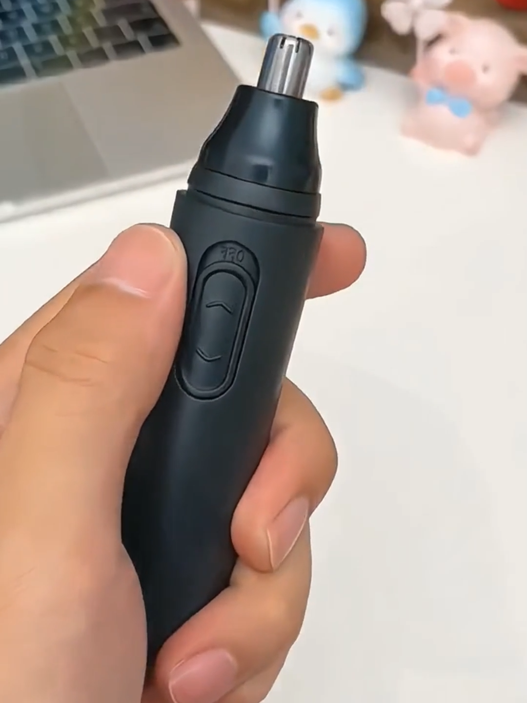 It is really embarrassing to expose the nose hair. This electric nose hair trimmer is very easy to use. It only cuts the nose hair without pinching the flesh#electricnosehairtrimmer  #nosehairtrimmer  #goodthingstoshare