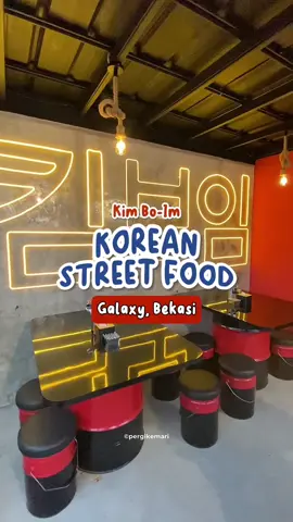 Korean Street Food yang baru buka di Galaxy! Menunya banyak dan semuanya dibawah 40ribu ✨🇰🇷 Semua menunya halal yaa. Wajib pesen dakbal sama ramyeonnya 🫶🏼 Parkirannya luas, bisa makan di area Kim Bo-Im atau food courtnya #pergikemari #jajanantiktok #kulinerbekasi #cafebekasi #kimboimkoreanstreetfood #makanankoreahalal #koreanfood 