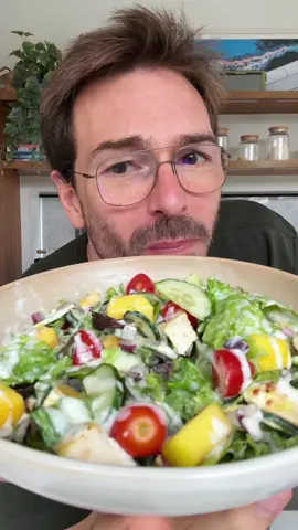 Parte 10 | Saladas Incríveis 🥙 Salada para todos os dias Essa temporada de saladas está absurda! Se você perdeu as 9 saladas anteriores, corre no meu perfil @bettoauge para conferir. Mans antes de ir, salva esse vídeo porque a combinação de cores, sabores e texturas dessa salada é simplesmente perfeita! E por aqui, toda salada tem o seu molho ideal. Então a receita é dupla! (Rende: 1 salada grande) Ingredientes Mix de folhas da sua preferência  1/2 pepino fatiado 1/2 xícara de tomate cereja 1/2 xícara manga palmer picada 1/2 cebola roxa pequena picada 1 filés de peito de frango grelhado Ingredientes do molho 100g de iogurte natural desnatado  1 colher de suco de limão 1 colher de sopa de azeite Sal e pimenta do reino a gosto Siga o passo a passo do vídeo  Antes de ir embora, lembra de compartilhar o vídeo com aquela pessoa que ama salada! #receitas #receita #receitafit #receitasfit #receitasaudavel #receitassaudaveis #receitasfaceis #receitafacil #receitasimples  #saladas #salada 
