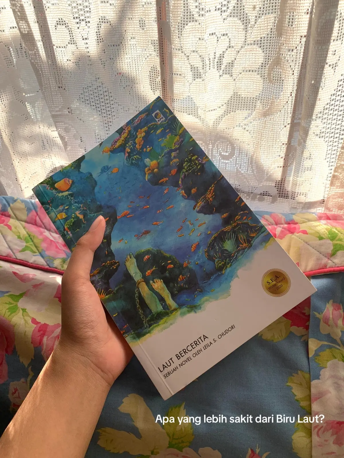 Novel ini emg fiksi tapi penulis terinsipirasi dari kisah nyata yaitu mengisahkan tentang sekelompok aktivis mahasiswa yang hilang pada tahun 1998. Bahkan, sebelum menuliskan novel ini, penulis udah lakukan riset wawancara dengan salah satu aktivis yang pernah diculik pada tahun 1998. Bayangkan kita masi ada pada masa orde baru mungkin kalau berpendapat dan memviralkan di tiktok udah di culik kali ya? setelah baca buku ini dapat pesan moral “pilihlah pemimpin yang tepat” #novel #lautbercerita #lautbiru 