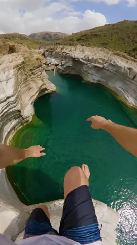 There were just so many places to jump into this canyon in Socotra 😂    #yemen #pov #nature #outdoor #drohne #travel #cliffjump #canyon