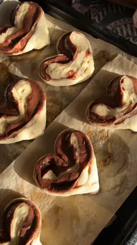 قلوب الشكلاطة coeur au chocolate pinterest❤️المقادير:كاس حليب دافئ. ملعقة كبيرة خميرة عجين .ملعقة زيت .حبة بيض.نصف كاس سكر . ملعقة لافاني. فرينة حسب الحاجة.   شكلاطة للطلي #مطبخ_جزائري❤️🇩🇿 #بنترست #وصفات #وصفات_سهله #بيكنيك_البحر #عيدميلاد #🇩🇿🇩🇿🇩🇿 #قهوة_المساء 