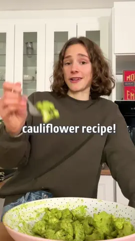 BEST CAULIFLOWER 😍 Veganuary Nr. 24🌱 This recipe is inspired by @bakedbymelissa and it’s REALLY GOOD!😋 RECIPE (3 servings, 35min prep time): -1 head cauliflower, cut in florets -1 Tbsp oil -salt and curry powder to taste Toss and spread on a baking tray. Bake at 200C/400F for 20-30mins. Sauce: -1/2 bunch parsley -1/2 bunch cilantro -2 cloves garlic -4 Tbsp tahini -4 Tbsp water  -juice of 1/2 lemon  -salt to taste Blend. Add to the roasted cauliflower, toss and enjoy! - BESTER BLUMENKOHL 😍 Veganuary Nr. 24🌱 Dieses Rezept wurde von @bakedbymelissa inspiriert und ist WIRKLICH GUT!😋 REZEPT (3 Portionen, 35 Minuten Zubereitungszeit): -1 Kopf Blumenkohl, in Röschen geschnitten -1 EL Öl -Salz und Currypulver nach Geschmack Mischen und auf einem Backblech verteilen. Bei 200 °C/400 °F 20–30 Minuten backen. Soße: -1/2 Bund Petersilie -1/2 Bund Koriander -2 Knoblauchzehen -4 EL Tahini -4 EL Wasser -Saft von 1/2 Zitrone -Salz nach Geschmack Mischung. Zum gerösteten Blumenkohl geben, vermengen und genießen! #easyveganmeals #easyveganrecipes #veganuary #veganfood #veganrecipes #quickdinner 