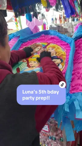 Prepping for my daughters 5th bday party🥳🥳 Spend the day with me! #happyfriday #tgif #la #dtla #callejones #losangeles #partyprep #bdayparty #helloweekend #decompras #parati #felizcumpleaños 