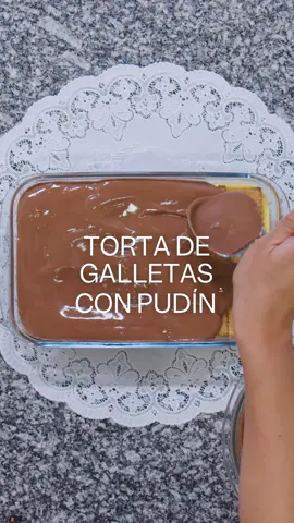 Torta fría de galletas con pudín, con solo 4 ingredientes. 🤩🤩 Deliciosa y facilísima. Ingredientes: - 1 sobre de pudín de chocolate (100 g) - 1 sobre de pudín de vainilla (100 g) - 2 litros de leche para los pudines + 200 ml para las galletas - Six-pack de galletas de vainilla #tortadegalleta  #postresfaciles  #pudin  #galleta  #chocolate  #fyp  #tartadegalletas 