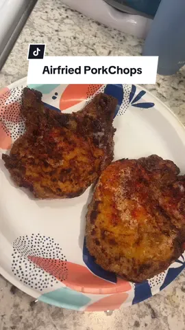 Air Fried Pork Chops &’ Rice 🙏🏻 What you will need:  Bone in pork chops White Rice  Sofrito &’ Sazon  Olive Oil 2 Eggs  Flour &’ Plain Bread Crumbs Garlic Powder Adobo Onion Powder  Pepper &’ Paprika  Directions: To your first bowl add the following, plain bread crumbs, flour, seasonings. Put that bowl aside, to another bowl add your eggs, whisk and add your seasonings. Repeat for however many chops you have. Place your pork chop in egg mixture and then in the seasonings mixture and into your airfryer. 350 degrees for 20-25 minutes flipping in between.  While cooking your Pork Chops, begin your rice. Beans first, with olive oil. Add your seasonings (sofrito and sazon). While that’s heating add your water and rice.  Thank me later 😎 #whatsfordinnertonight #airfriedporkchops #airfriedporkchops #airfriedporkchop #porkchops #riceandbeans #riceandguandules #riceandbeanstok #DinnerIdeas #makedinnerwithme #makedinnerformyfamily #easydinnerideas #easydinnerrecipes #porkchopinairfyer #airfriedporkchop #riceandbeansrecipe #content #contentcreator #toddlerapproved #makedinnerwithme #foodtiktok #Foodie 