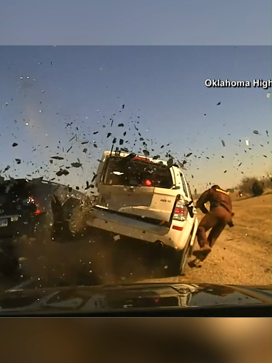 Un video publicado recientemente por la policía de #Oklahoma muestra los momentos en que un accidente de tránsito hirió a un policía y a dos conductores. Las tres personas involucradas han sido tratadas y dadas de alta. #accidente #captadoencamara #noticias #noticiasenespañol