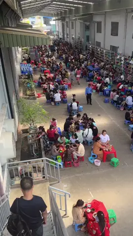 现在是中午时间，缅甸员工正在吃饭，他们吃的东西都是从家里面带来的。    缅甸工资特别低，现在他们一个月只有几百块钱，他们吃东西也是吃的特别的少，一个人的话一小盒饭一点菜就可以，虽然他们的工资收入非常低，但是他们的物价有的比中国还要贵，所以很多缅甸工人选择出国打工。    按照他们的工资和物价，他们每个月几百块钱的工资也只足够他们生活。